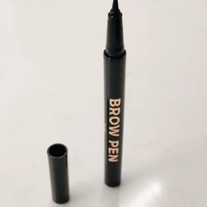 Anastasia Beverly Hills Brow Pen, Taupe  - Anastasia Beverly Hills Brow Pen, Taupe  Skick: Endast testat  Nypris 270 kr  Pris: 100 kr