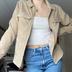Manchestersydd jacka - Manchestersydd beige jacka med dragkedja från Pieces. Använd Max 5 gånger och är i mycket bra skick. Säljer för 200kr alt högsta bud och köparen står för frakten.