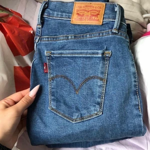 Levis jeans  - Jag säljer mina superfina Levis jeans ”super skinny” i storlek 24, aldrig använda endast provade. Hör av er vid frågor eller intresse självklart! Både möts och fraktar. 