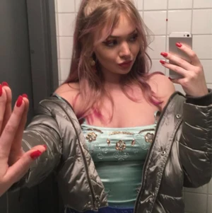 silvrig tjock fluffy jacket🌬🤍🌬🌪 - har inte använts mycket är som nyskick🤍💎 buda i kommentarerna och fråga vad som helst om du undrar något 🤍🤍 du kan också buda privat är öppen till allt🗝💗 kan mötas i stockholm och frakta:)💓