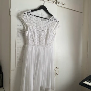 Skolavslutnings klänning  - Bara använd en gång för nästan 5 år sen, har sedan dess bara hängt skåpet. Slutar ungefär vid knäna ( är 156 cm lång) 