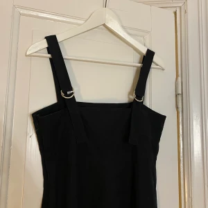 NY klänning, Filippa K🌼 Buda!!! - Superfin klänning från Filippa K. Nypris ca 2000kr Storlek L men känns som M typ🙂 