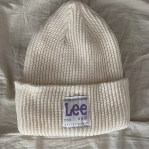 Mössa - Säljer denna mössan från h&m och lees kollektion. Aldrig använd. Slutsåld överallt.