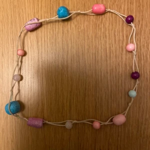 Halsband  - Sten halsband som jag haft sedan jag var liten☺️ jätte fint men dock nästan oanvänd, haft svårt att göra mig av med den.. super fin iaf! Kom privat för fler bilder! 