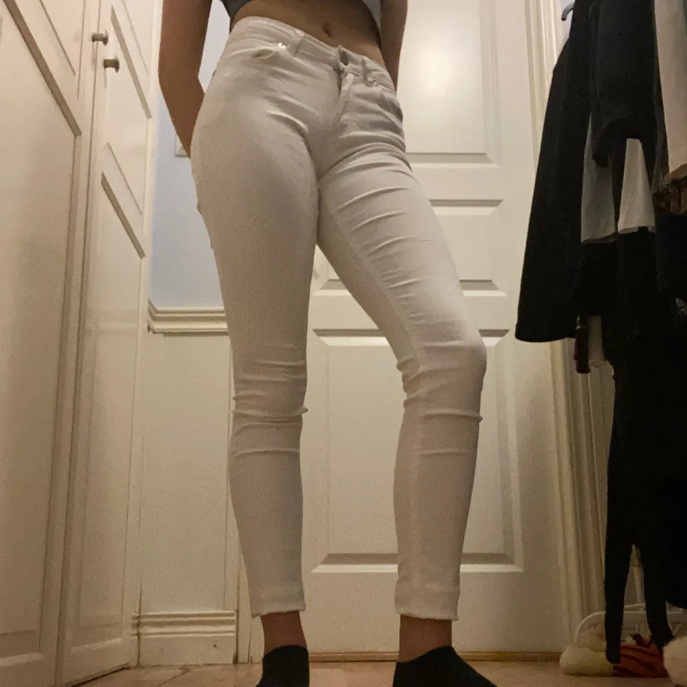 Vita lågmidjade jeans i stretch. Säljs då jag inte tycker om lågmidjat. Köparen står för frakten.. Jeans & Byxor.