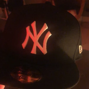 Keps - Säljer min svarta keps då jag råkat köpa fel storlek här på plick köpt för 360kr