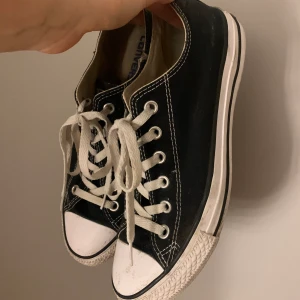 Converse storlek 40 - Converse i storlek 40, köpta här på Plick. Var tyvärr för stora för mig:( säljs för billigt pris då de är begangnade💞