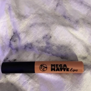 Läppstift  - Säljer detta nude läppstift för inte min färg. Oanvänd såklart, rosa brun nude färg💗 