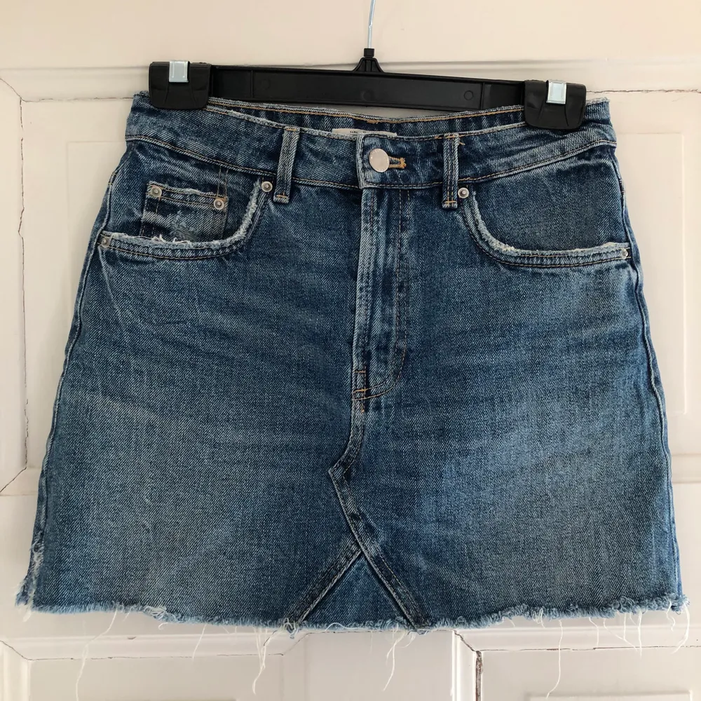 Säljer denna fina jeans kjol från zara som tyvärr blivit för liten. Köparen står för frakten.. Kjolar.