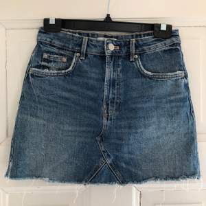 Säljer denna fina jeans kjol från zara som tyvärr blivit för liten. Köparen står för frakten.