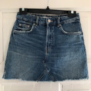 Jeanskjol från Zara - Säljer denna fina jeans kjol från zara som tyvärr blivit för liten. Köparen står för frakten.