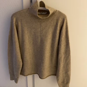Beige tröja  - Superskönt material, endast använd 3 gånger, frakt tillkommer💜💜