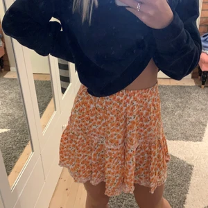Orange blommig kjol - Kommer inte till användning 