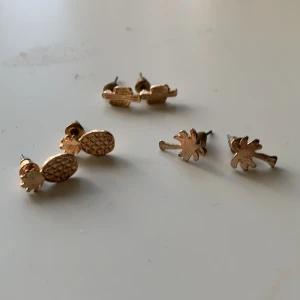 Guldsmycken - Ett par jättefina örhängen, köpta för 129kr! 1st = 30kr 2= 50kr 3= 90kr