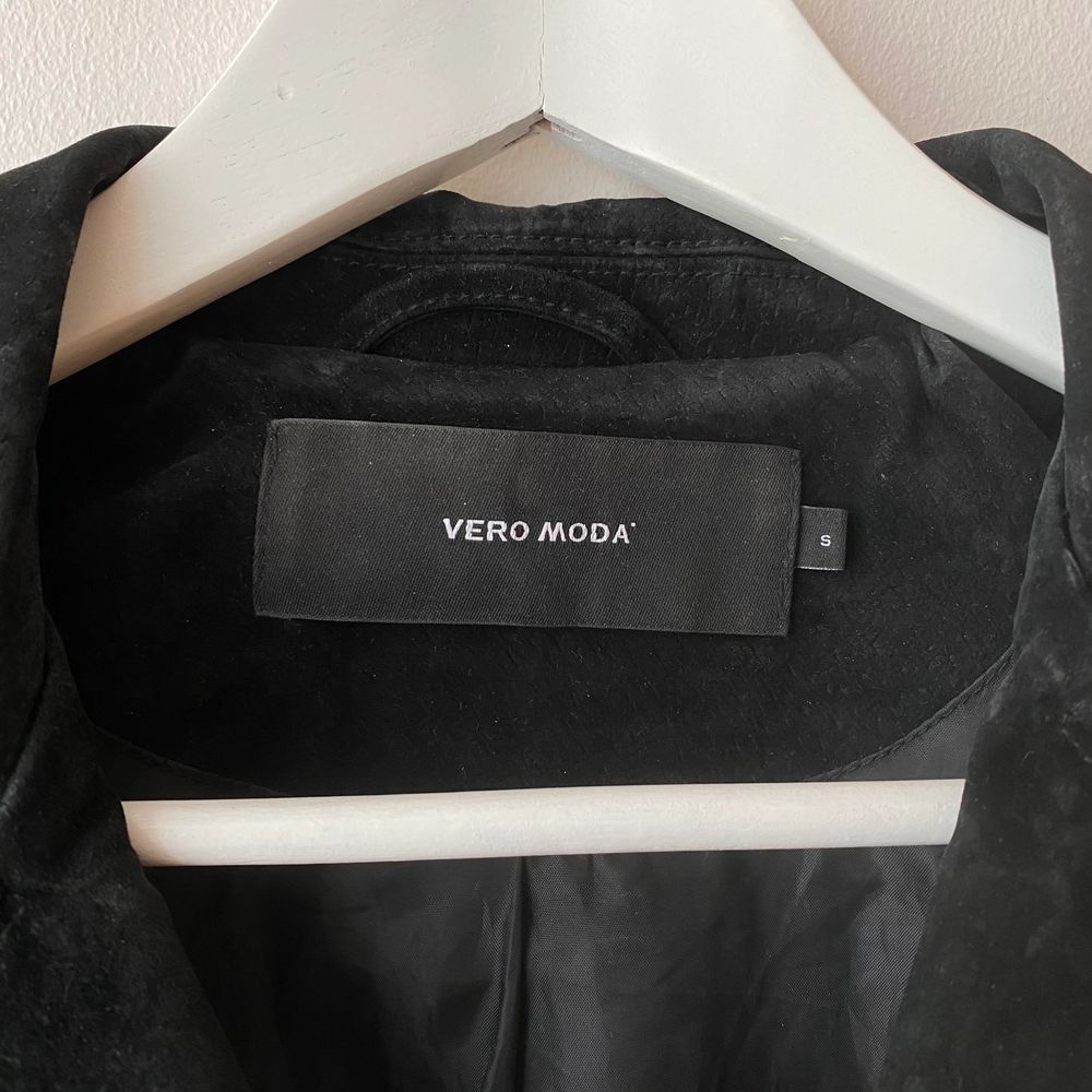 Svart vår/sommar jacka från Vero Moda. Säljer pga för liten. Storlek S. Lite små smutsig men går att fixa med en vanlig trasa. Ingenting tradigt. Kan mötas upp i Uppsala/Knivsta men går lika bra att posta. . Jackor.