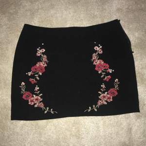 Svart kjol från HM med blomsterbrodyr ✨