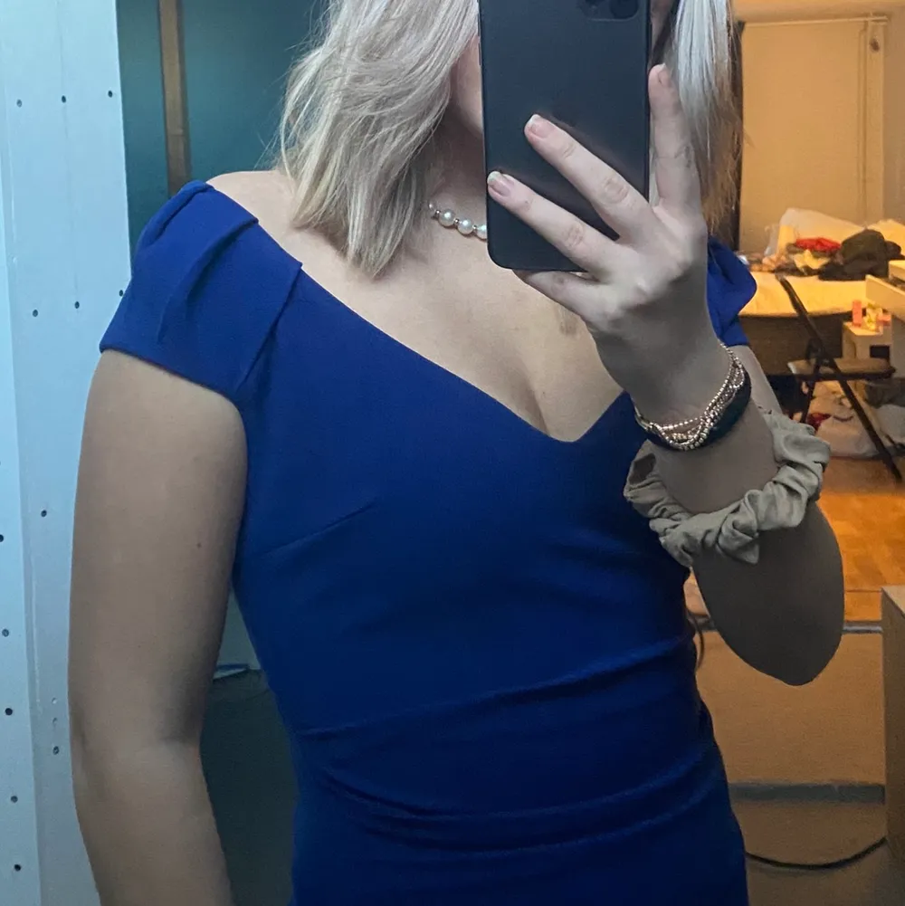 Säljer nu min klänning som jag hade på min bal, den är alltså använd en gång och är i superbra skick!! Som man ser är den lite utsvängd, sjöjungfru aktigt, nertill och tajt på resten av kroppen💜💜 kom med bud!!! Kommer ifrån GODDIVA LONDON, storlek 8 i UK. . Mekot.