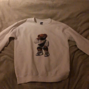 Fashion beer white hype beer storlek S - Använt tröjan runt 10 ggr och jag ser inget fel med tröjan för dig som köpare. Jag störde mig på att jag blivit för tjock så den är för liten. Köpte för 450 kr. Säljer för 150 kr