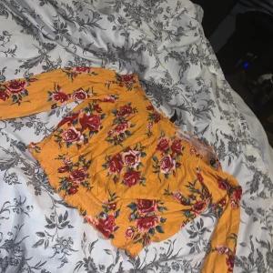 Blommig topp  - Blommig topp sitter jätte fint på, storlek S. Aldrig använd. 