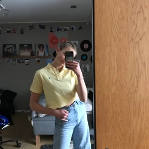 Pastellgul Ralph Lauren tröja - Jättesöt Ralph Lauren tröja i en ljusgul nyans med ett mörkblått märke. Om du har några funderingar är det bara att fråga💙💙💙