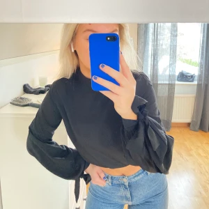 Blus - Super fin svart blus från BikBok, med balongärmar där man knyter själv.🖤Storlek 36!! (köpare står för frakt)