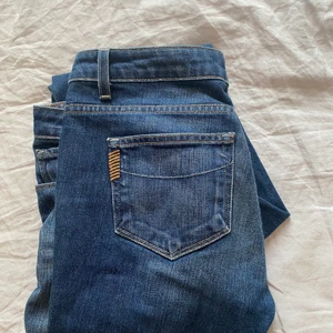 Mörkblå jeans - Säljer mina jätte fina mid rise jeans💗☺️ från paige! Säljer då jag tycker dem är lite för korta