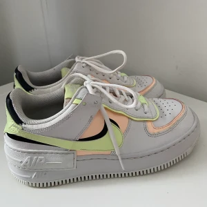 Nike air force 1 shadow - Säljer mina Nike af1 shadow som jag bara använt ett fåtal gånger, så de är i fint skick. Köpta i augusti från Zalando för 1100kr och mitt pris går att diskuteras. Kan fraktas eller mötas upp! 💕💕💕