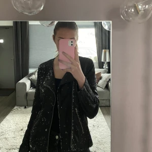 Jacka SUNNCO paris - Superfin helt ny jacka ifrån SUNNCO paris. Aldrig använd och har fortfarande prislappen kvar. Den är i bikermodell i paljetter.