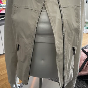 Äkta läderjacka - Helt oanvänd jacka i äkta läder, köpt för över 2000kr, storleks-lappen är bortklippt men är en stl40-42