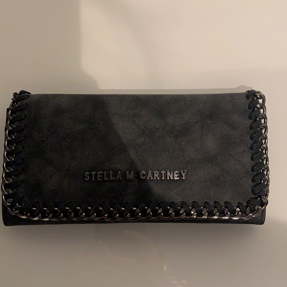 Stella m cartney plånbok, antik grå, superfint skick, aldrig använd, får plats med supermycket saker i den, 150kr. Accessoarer.