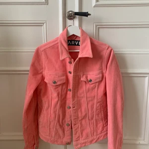 Manchesterjacka! - Jättefin Manchesterjacka som tyvärr inte kommer till användning hos mig. Jackan är ifrån Karve och i storlek xs, den är rätt stor i storleken så jag skulle säga att den passar s också. Jättefint skick! Frakt 50 kronor tillkommer.