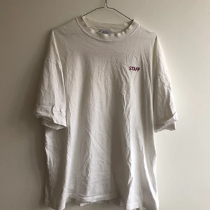 VETEMENTS TEE - Vetements tee ”staff”, fits big