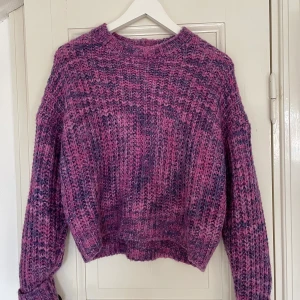 Lila stickad tröja  - Snygg lika stickad tröja från Bershka. Bra skick, använd fåtal gånger. Spårbar frakt med DHL inräknad i priset! Storlek S men passar även M eller mindre. 
