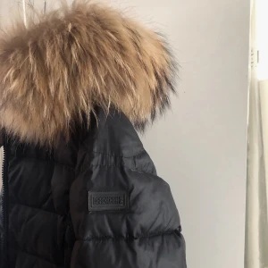 Rock n blue jacka - Svart rock and blue jacka i nyskickz kort modell med svart logga på sidan och äkta pls! Skickas med spårbar frakt