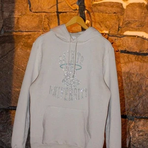 Saint University beige hoodie - Säljer men helt nya saint university hoodie, biege. Verkligen super super snygg men är något för stor för mig. Det är i st s. Köpt för 656 och den är som sagt helt ny. 