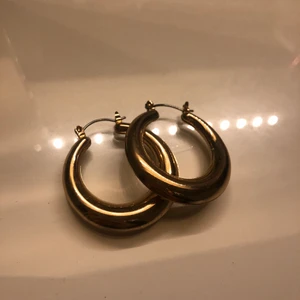 Örhängen - Jättefina runda örhängen, guldiga och perfekt till din outfit🤩 köptes för 50kr💘betalning via swish