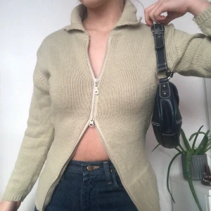 Kofta - Cool kofta i ett mjukt stickat material. Insydd av mig i sidorna. Köpare står för frakt. Dm vid intresse 