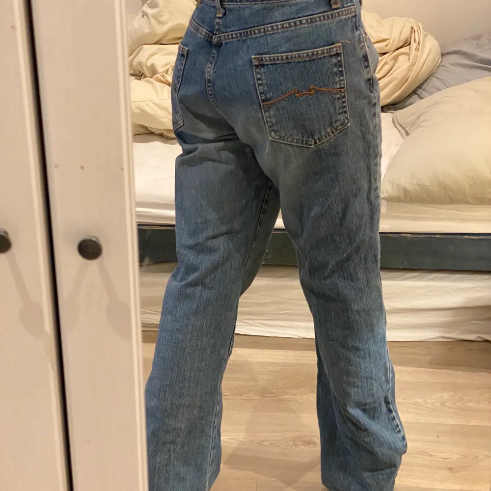 Baggy vintage jeans, de sitter lowwaist på mig eftersom de är för stora. Jag är 160cm lång och de når ner marken . Jeans & Byxor.