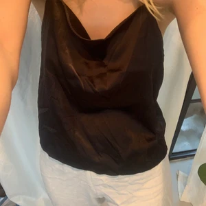 Zara sidenlinne - Svart sidenlinne från Zara i storlek M. Ganska använt men i bra skick. Säljer då det är lite stort på mig💜