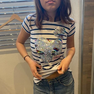 Tröja - An tröja med paljetter som går att strycka åt olika håll. Köpte för 500 säljer för 100. 😍 passar S och Xs