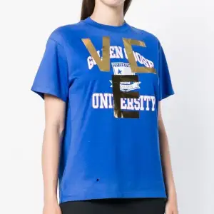 Golden Goose deluxe brand t shirt ”university print t-shirt” köpt på Wakakuu för ca 1300 kr. unik då den är från aw 18 kollektionen och inte säljs längre🤍 Hålen är en del av designen, modellen är oversized så passar xs-m