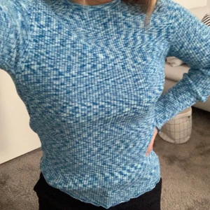 Blå långärmad topp - Blå långärmad topp från & Other Stories🌼 Buda gärna i kommentarerna, med 20 kr mellan varje bud✨ Köparen står för frakt 📦  Avslutas 24/2 20.00