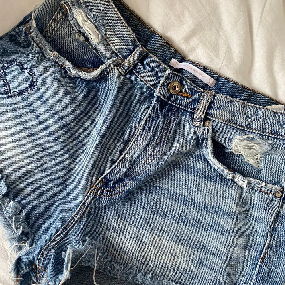 Jeans shorts från Zara i storlek 40 men skulle säga att de är mer en 38 🤍 . Shorts.