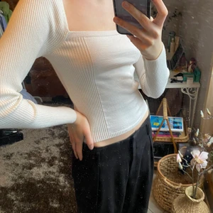 Skitsnygg vit tröja - Så snygg vit tröja som passar perfekt till fest eller vardag. Så trendig, men säljs pga ej kommer till användning. Sitter perfekt vid kroppen och har långa armar. Inköpt i sommras och använd en gång så i super skick! Kan mötas upp eller frakta! 