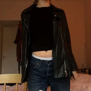 Skinnjacka  - Skinnjacka i fejkläder från Zara, några år gammal men oanvänd i gott skick! 