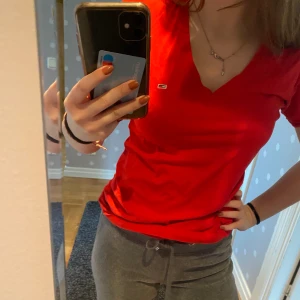 Röd Tommy Hilfigher t-shirt - En superfin Tommy Hilfigher t-shirt💞