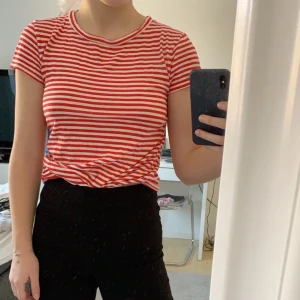 Hm t-shirt strl xs - Jag säljer denna tröjan då den inte kommer till användning längre. Den är i ganska bra skick för att vara en Hm tröja. Frakt tillkommer❤️