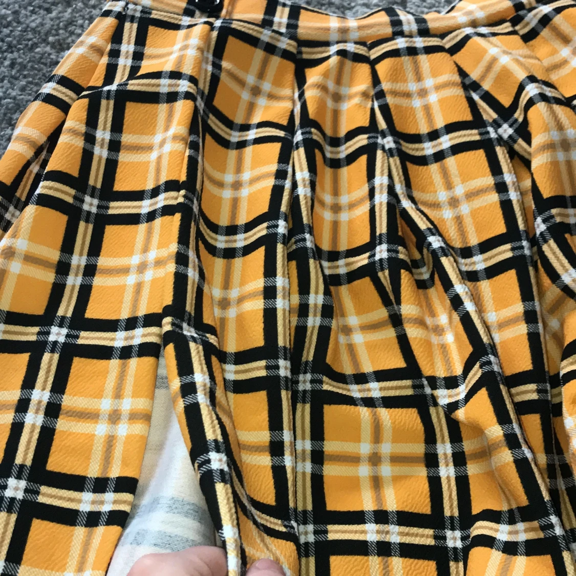 Rutig kjol med lårslit - 90