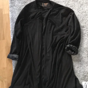 Svart mocka-kappa😍 - Svart kappa i mockaimitation! Sitter skönt och slappt och slutar strax under rumpan på mig, perfekt som utgångsjacka på höst/vår! Storlek 52/54 köpte jag endast för att jag ville ha oversized passform, jag har vanligtvis S/M