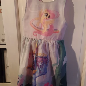 Underbar My Little pony finklänning 110/116 - Använd en gång, enda skavanken jag hittar är en liten fläck på framsidan som jag tror går bort i tvätten. 110/116.Samfraktar gärna, kika in mina övriga annonser! Djur och rökfritt hem.